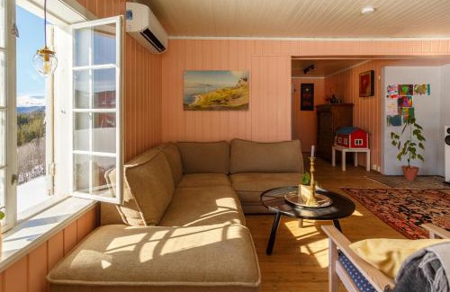 Vestre Slidre Apartment | Vinjestogo- mesmerizing mountain view, sauna with a view and eco living in an old school house