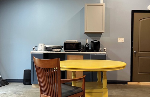Loretto Apartment | Vintage 1-bedroom apartment with AC, WiFi on Bourbon Trail - Loretto