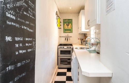 Bonnington Apartment | VINTAGE apt,pvt GARDEN,wifiNEW TOWN