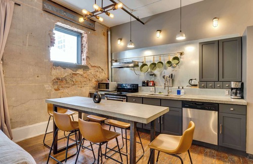 Central City Apartment | Vintage Boho Retreat | Covered Parking | Gym | DT