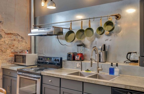 Central City Apartment | Vintage Boho Retreat | Covered Parking | Gym | DT