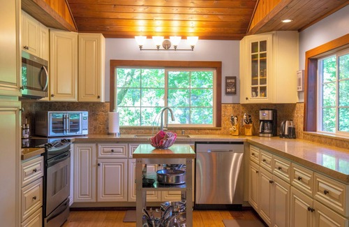 Hacienda House | Vintage Cabin with enclosed yard, well stocked Kitchen, Spa and Huge Sunny Deck.