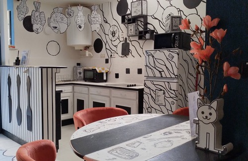 Longue-Jumelles Apartment | Vintage Immersive Art Apartment