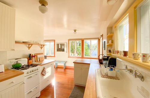 Silver Lake Apartment | Vintage-Inspired Sunset Junction 2+1 [30 Night Minimum]