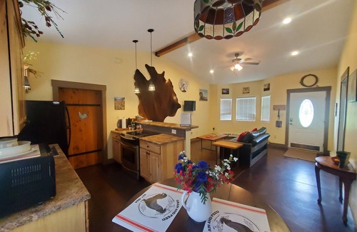 Grand Junction House | Visit Tres Chivos Farmhousenwarm and cozy, Kids and pet friendly too!
