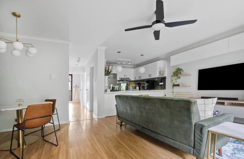 Glebe Apartment | Viva Verdant Stroll to Darling Harbour and CBD