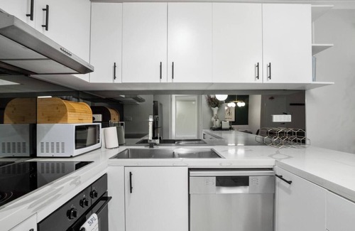 Glebe Apartment | Viva Verdant Stroll to Darling Harbour and CBD