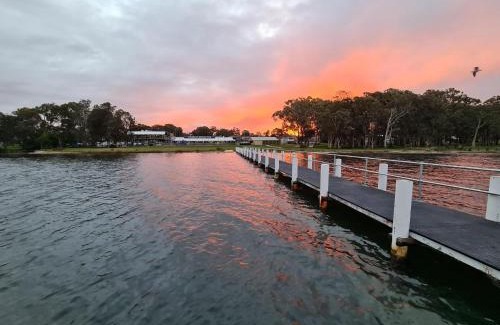 Gwandalan House | VIVID - Lake Macquarie Cosy House, heated pool, ev station, fireplace 1 hour from Sydney