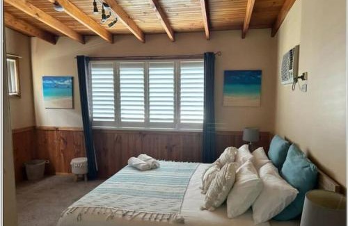Gwandalan House | VIVID - Lake Macquarie Cosy House, heated pool, ev station, fireplace 1 hour from Sydney