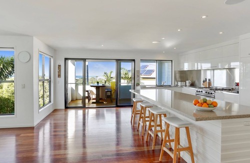 Sunrise Beach House | Voyagers Vista - Walk to Beach & Sunshine Beach Village