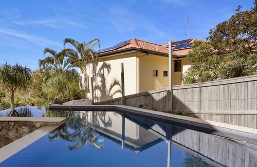 Sunrise Beach House | Voyagers Vista - Walk to Beach & Sunshine Beach Village