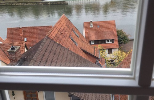 Hirschhorn House | W.1. Ruhiges Apartment mit Veranda am Schlossgarten