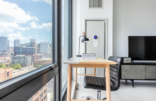 West Loop Apartment | W Loop Studio w Gym Pool Coworking nr UIC CHI-397