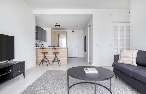 West Loop Apartment | W Loop Studio w Gym Pool Coworking nr UIC CHI-439