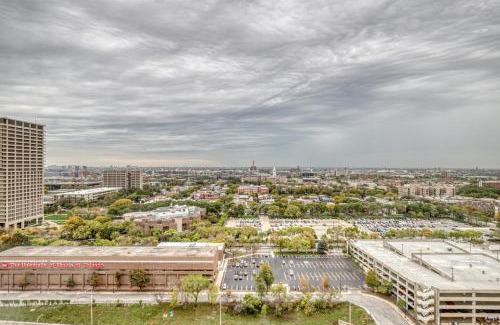 West Loop Apartment | W Loop Studio w Gym Pool Coworking nr UIC CHI-439