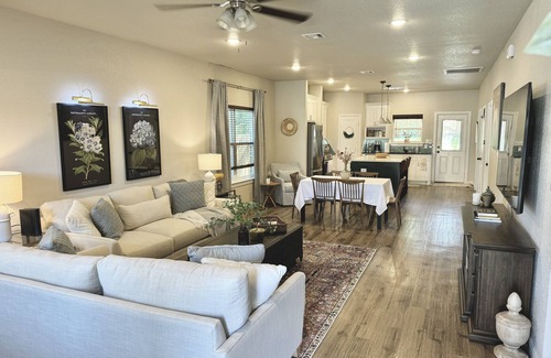 University House | Waco's Brick Beauty! 0.7 miles to Magnolia Market, 1.1 miles to Baylor!