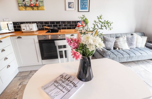 Sandilands Cottage | WAGTAIL COTTAGE, pet friendly, with a garden in Sutton-On-Sea