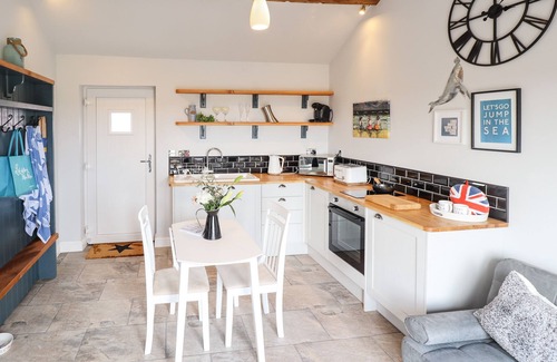 Sandilands Cottage | WAGTAIL COTTAGE, pet friendly, with a garden in Sutton-On-Sea
