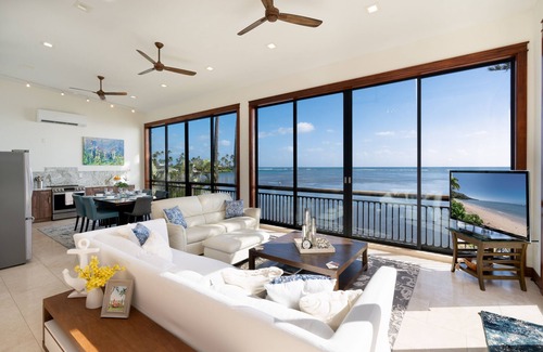 Kuliouou - Kalani Iki House | Wailupe Seaside Haven: Beachfront Luxury Home w/Pool & in City Proximity