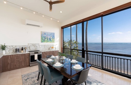 Kuliouou - Kalani Iki House | Wailupe Seaside Haven: Beachfront Luxury Home w/Pool & in City Proximity