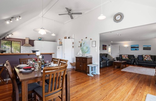 Waikawa Bay House | Waimarama Hideaway - Waikawa Holiday Home