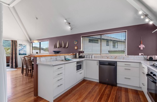 Waikawa Bay House | Waimarama Hideaway - Waikawa Holiday Home