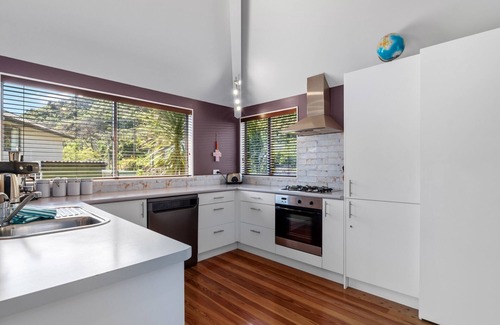Waikawa Bay House | Waimarama Hideaway - Waikawa Holiday Home