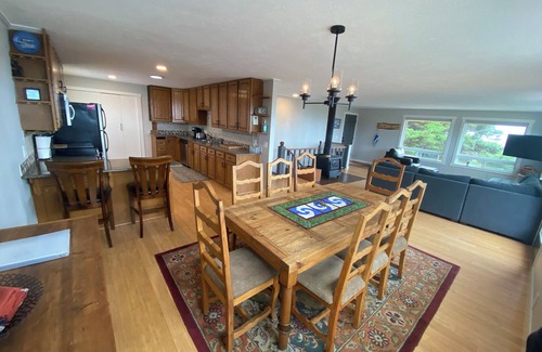 Bayshore House | Waldport Ocean View home – 2 Bedrooms + Open Lounge, Sleeps 7