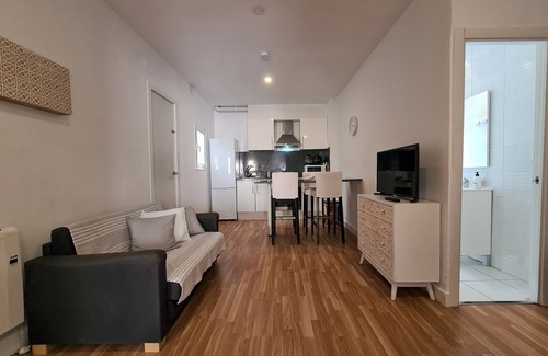 Collblanc y La Torrassa Apartment | WALK to CAMP NOU - Wi-Fi/AC/3 Bed by MyRentalHost