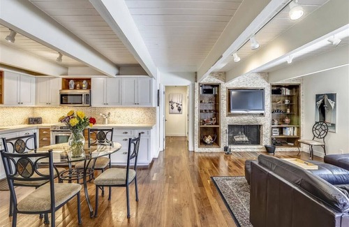 Aspen Condo | Walk Everywhere! Deluxe Downtown Condo w/Hot Tub
