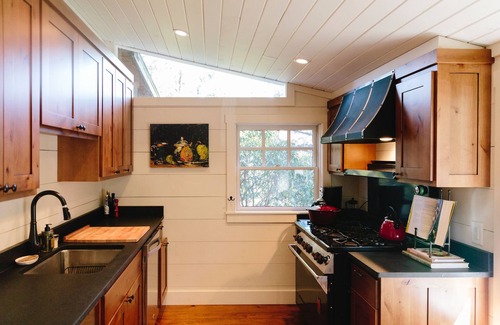 Highlands Cabin | Walk Everywhere, Large Fenced Yard Perfect for Kids/Dogs, Wood Burning Fireplace
