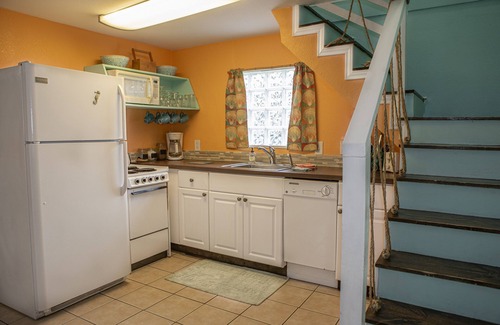 San Jacinto House | Walk to Beach - Free Umbrella & Chair - Pet Friendly - WiFi + Smart TVs