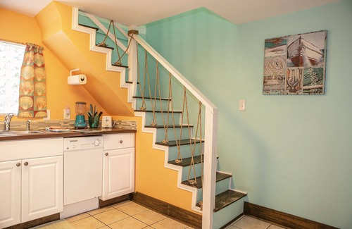 San Jacinto House | Walk to Beach - Free Umbrella & Chair - Pet Friendly - WiFi + Smart TVs