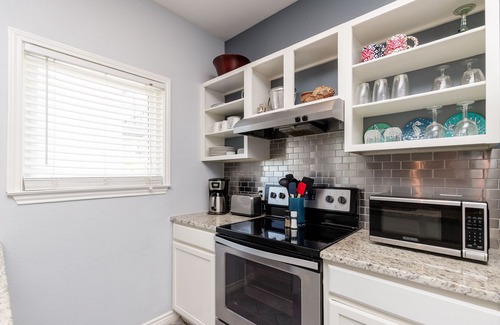 Corpus Christi Condo | Walk to Beach! Ground Level, 1 Bedroom, 1 Bath, Sleeps 4, Pet Friendly!