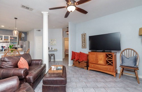 Corpus Christi Condo | Walk to Beach! Ground Level, 1 Bedroom, 1 Bath, Sleeps 4, Pet Friendly!