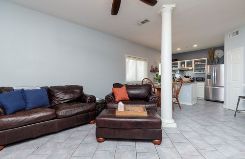 Corpus Christi Condo | Walk to Beach! Ground Level, 1 Bedroom, 1 Bath, Sleeps 4, Pet Friendly!