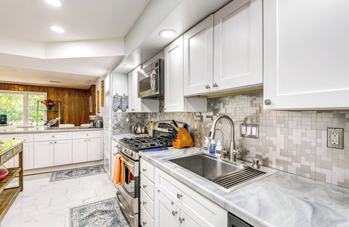 Lake Barcroft Apartment | Walk to Beaches: Family Lake Barcroft Retreat!
