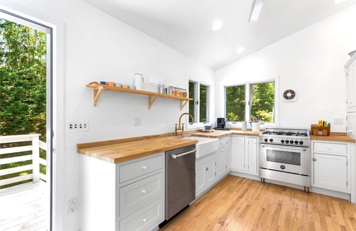 Mattituck Cottage | Walk to Breakwater Beach in Heart of Wine Country