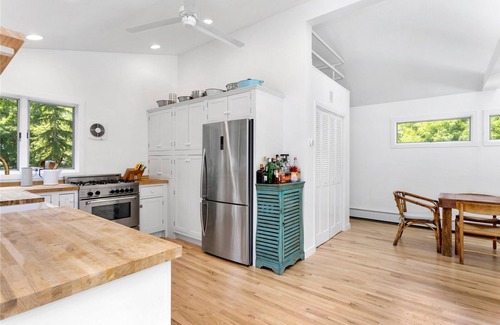 Mattituck Cottage | Walk to Breakwater Beach in Heart of Wine Country