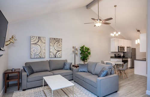 Mesa Grande House | Walk to Cubs stadium ! Centrally Located Cozy Modern Condo