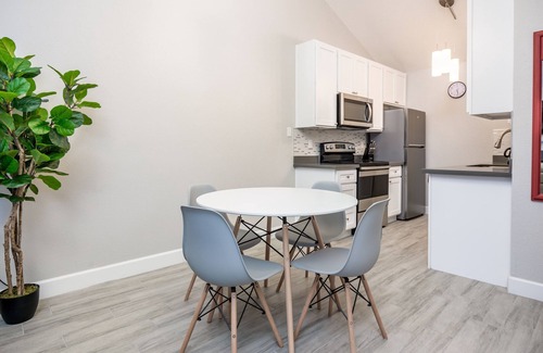 Mesa Grande House | Walk to Cubs stadium ! Centrally Located Cozy Modern Condo