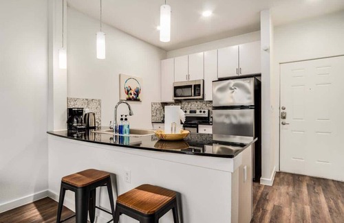 Bouldin Apartment | Walk to Downtown! 1BR SoCo | Pool, Parking, Gym 07