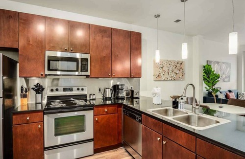 Bouldin Apartment | Walk to Downtown! 2BR SoCo | Pool, Parking, Gym 05