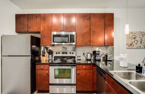 Bouldin Apartment | Walk to Downtown! 2BR SoCo | Pool, Parking, Gym 05