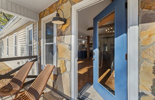 Woodstock House | Walk to Downtown Woodstock- 3 King Beds, 2 Owner’s Suites & Pet-Friendly