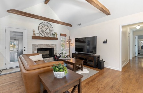Woodstock House | Walk to Downtown Woodstock- 3 King Beds, 2 Owner’s Suites & Pet-Friendly