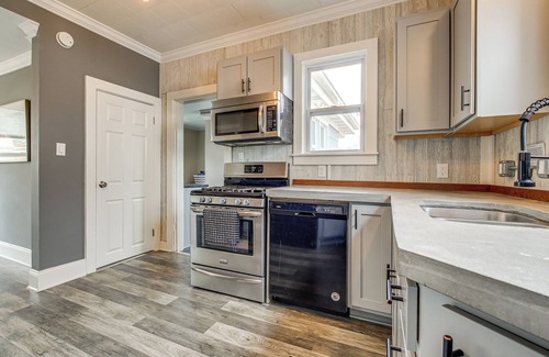 Green Lake House | Walk to Dtwn Green Lake: Peaceful Getaway w/Porch