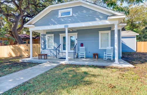 Lockhart House | Walk to Dtwn Shops & BBQ: Home w/Fenced Yard!