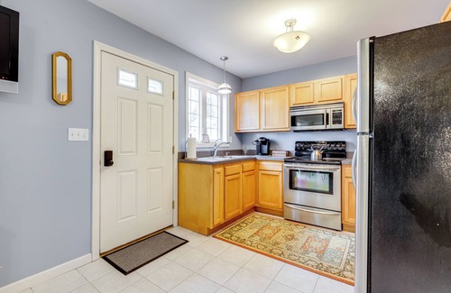 Groton Apartment | Walk to Eastern Point Beach: Apt w/Water View!