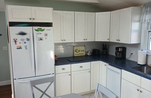 Easton's Point House | Walk to Easton's Beach - Newly renovated 2 bedroom and 2 bath cottage.